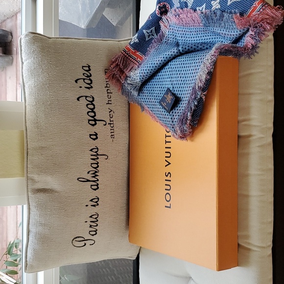 Louis Vuitton Scarf/Wrap - Picture 4 of 5